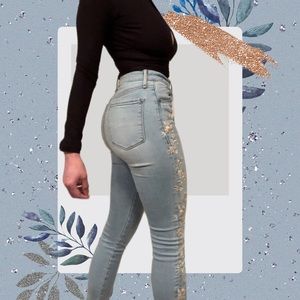 Abercrombie & Fitch Flower Embroidered High Waist Skinny Jegging